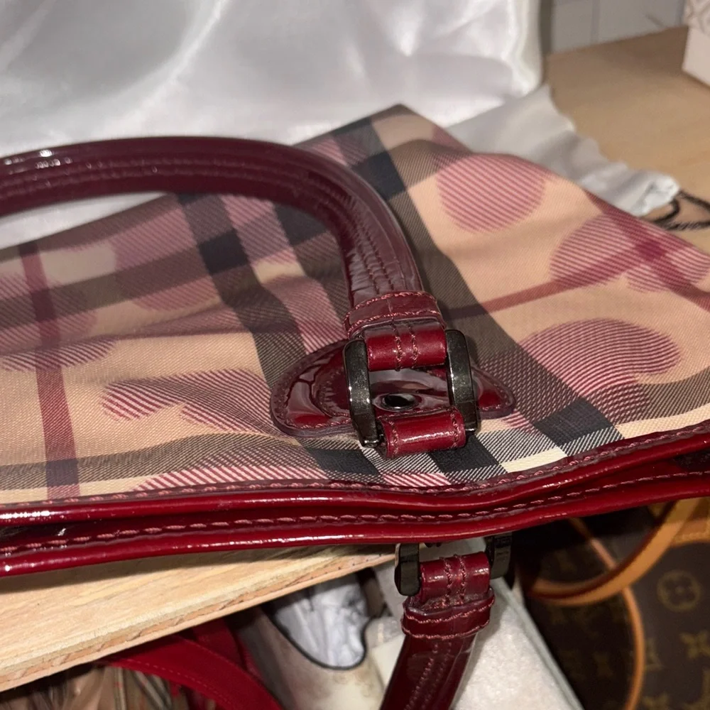Burberry Heart-Print Tote Bag in Burgundy and Beige - Picture 4 of 14